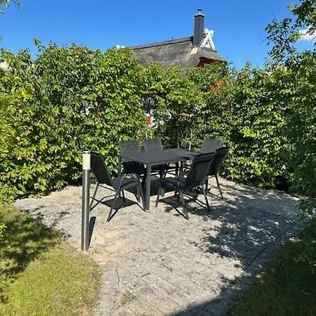Koenigshoern Og, Helle Mit Balkon Eigenem Eingezaeuntem Garten Und Naehe Zum Hunde Herzlich Willkommen Vakantiehuis Glowe