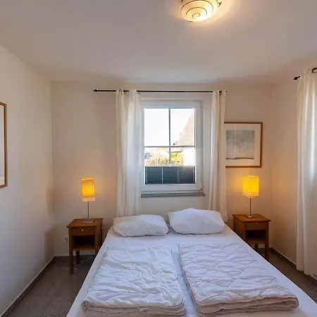Vakantiehuis Koenigshoern Og, Helle Mit Balkon Eigenem Eingezaeuntem Garten Und Naehe Zum Hunde Herzlich Willkommen Glowe