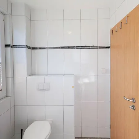 Vakantiehuis Koenigshoern Og, Helle Mit Balkon Eigenem Eingezaeuntem Garten Und Naehe Zum Hunde Herzlich Willkommen Glowe