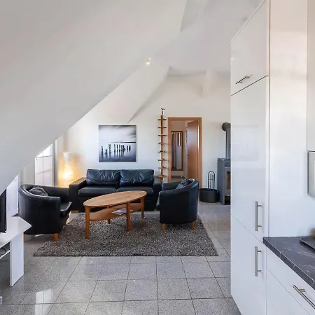 Koenigshoern Og, Helle Mit Balkon Eigenem Eingezaeuntem Garten Und Naehe Zum Hunde Herzlich Willkommen Vakantiehuis Glowe