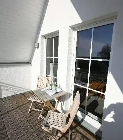 Koenigshoern Og, Helle Mit Balkon Eigenem Eingezaeuntem Garten Und Naehe Zum Hunde Herzlich Willkommen Vakantiehuis Glowe