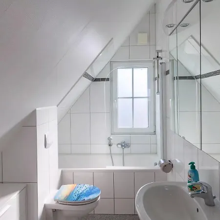 Koenigshoern Og, Helle Mit Balkon Eigenem Eingezaeuntem Garten Und Naehe Zum Hunde Herzlich Willkommen Glowe